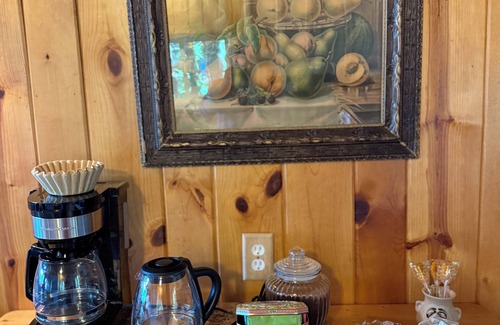 Newport Cabin | Cozy Lakefront Cottage on Sacheen Lake