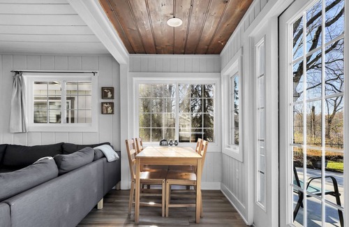 Rodney Cottage | Cozy lakefront cottage