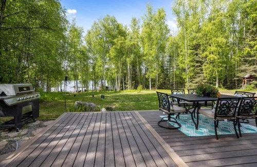 Meadow Lakes House | Cozy Lakefront Retreat