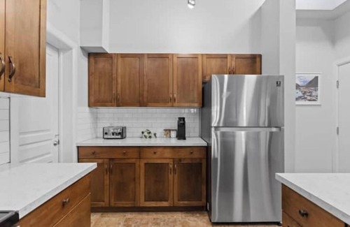 South Pandosy Condo | Cozy Lakehouse Condo with Pool