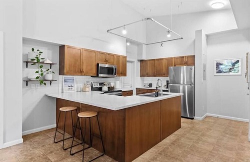 South Pandosy Condo | Cozy Lakehouse Condo with Pool