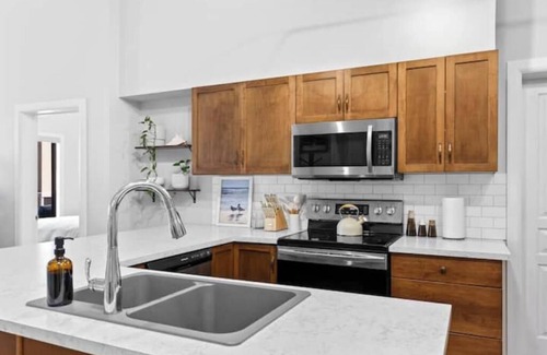 South Pandosy Condo | Cozy Lakehouse Condo with Pool