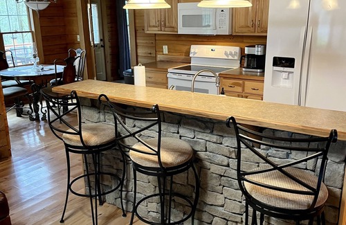 Fountain Run Cabin | Cozy lakehouse retreat w/kayaks, high speed Wi-Fi, and pet friendly!