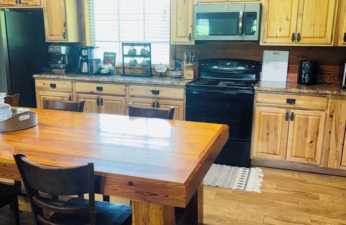 Kite Cabin | Cozy Lakeside Cabin, Hot tub, Outdoor Fire pit. Star Gazing Zone!