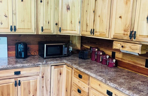 Kite Cabin | Cozy Lakeside Cabin, Hot tub, Outdoor Fire pit. Star Gazing Zone!