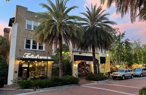 Eustis House | Cozy lakeside retreat in Downtown Eustis