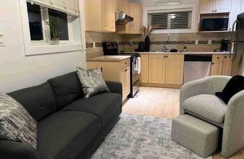 East Side House | Cozy Laneway House that fits 6, perfect for a family getaway. Dog-friendly!