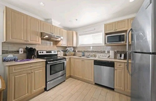 East Side House | Cozy Laneway House that fits 6, perfect for a family getaway. Dog-friendly!