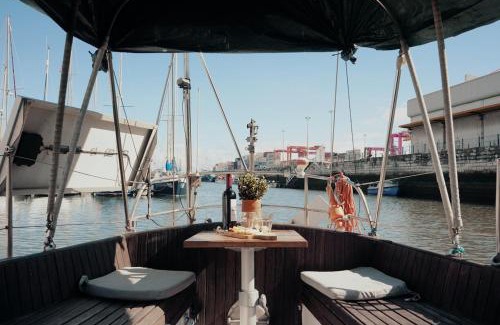 Lapa Boat Rental | Cozy Lisbon Marina Sleepaboard - Sail Away