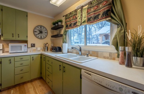 Livingston House | Cozy Livingston Charmer in Town: Sleeps 10 w/HOT TUB!