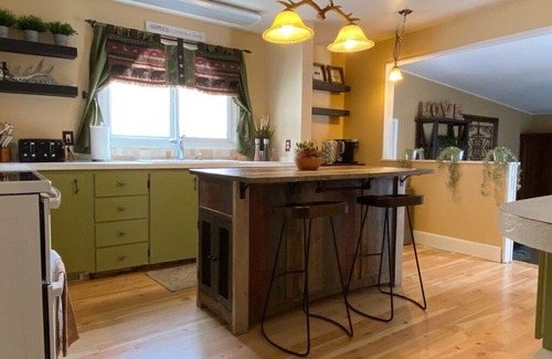 Livingston House | Cozy Livingston Charmer in Town: Sleeps 10 w/HOT TUB!