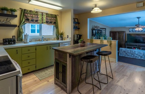 Livingston House | Cozy Livingston Charmer in Town: Sleeps 10 w/HOT TUB!