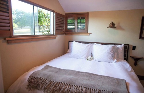 Calistoga Resort | COZY 'LOVE SHACK' with kitchen, pool and infinity hot tub - near CALISTOGA