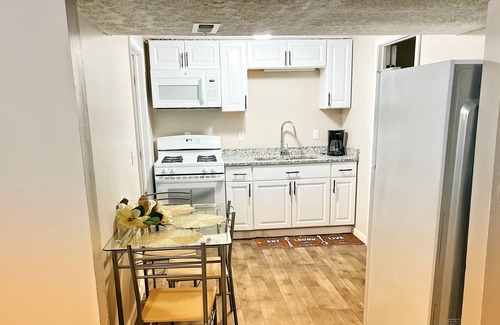 West Columbus Apartment | Cozy lower level apartment 10min from Columbus OH