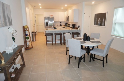 Poinciana House | Cozy Luxe Villa – Harry Potter & Disney-Themed Bedrooms, Near Disney & All Parks