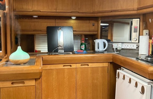 Runnymede Boat Rental | Cozy luxury boat with WiFi, AC in charming Chertsey