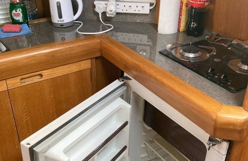 Runnymede Boat Rental | Cozy luxury boat with WiFi, AC in charming Chertsey