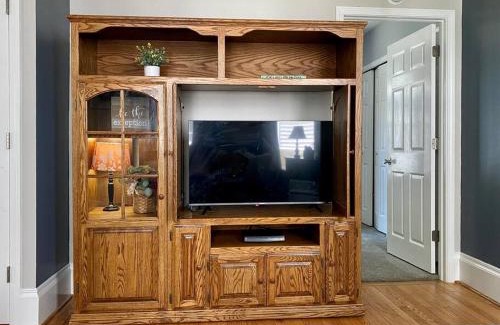 Adrian Apartment | Cozy Main Street Flat