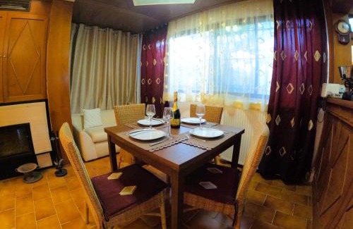 Korithion Apartment | Cozy Mama Evas Homestay with Pool and Garden for Groups of 4