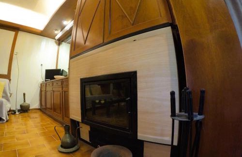 Korithion Apartment | Cozy Mama Evas Homestay with Pool and Garden for Groups of 4