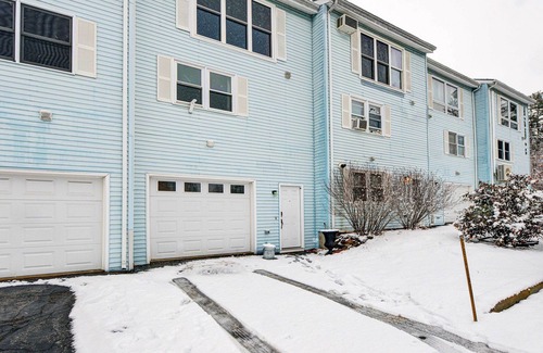 Manchester Apartment | Cozy Manchester Getaway Near Skiing!