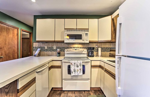 Lackawaxen House | Cozy Masthope Mountain Home w/Sauna! Walk to lake!