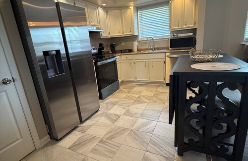 Jeffersonville - Clarksville House | Cozy meets Classy in this Modern & Inviting 3BR-2BA house with AC, WiFi