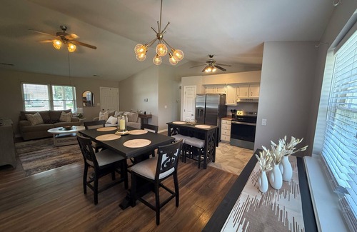 Jeffersonville - Clarksville House | Cozy meets Classy in this Modern & Inviting 3BR-2BA house with AC, WiFi