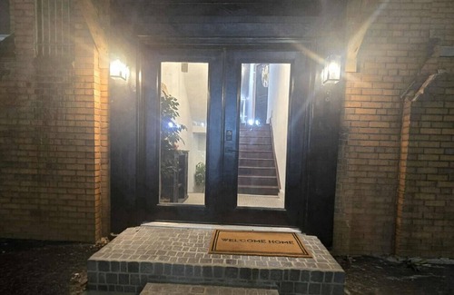 Detroit Apartment | 🛋️ Cozy Meets Contemporary Modern one bedroom with Fireplace & Smart TV – The Gratiot