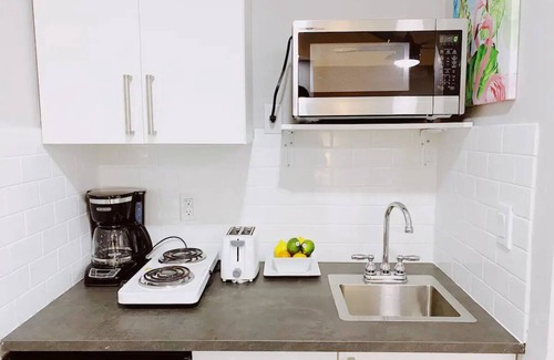 Lauderdale Harbours Apartment | Cozy Micro-Studio w/Kitchenette, Pool, & Parking