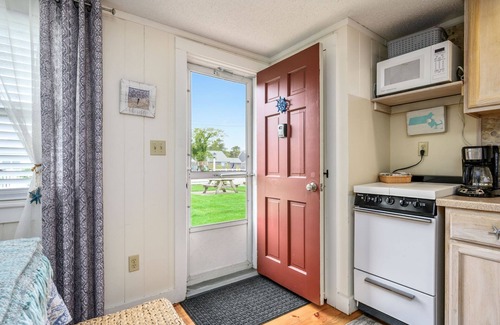 Dennis Port Condo | Cozy Mid-Cape Studio Steps to the Beach