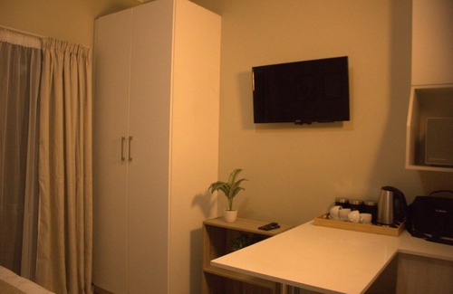 Greater Johannesburg Metropolitan Area Apartment | Cozy Midrand Studio - Next to Gautrain Station + wifi