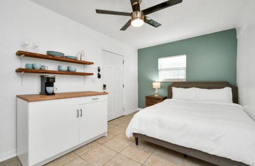Cypress Apartment | Cozy MiniStudio with Queen Bed Coffee