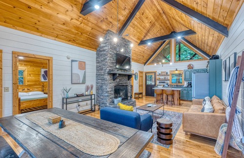 Mineral Bluff Cabin | Cozy Mntn Escape *Fireplace *Games *Views *Hot Tub