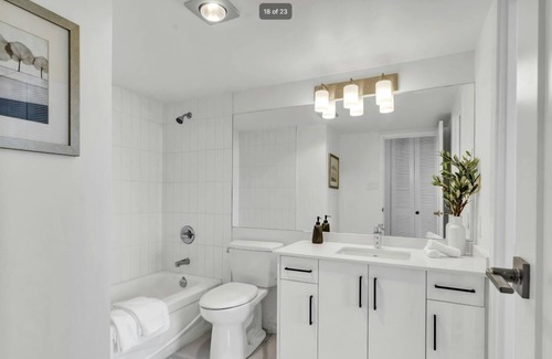 Burnaby Condo | Cozy, Modern 2 bedroom condo in Burnaby