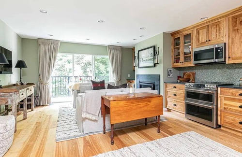 Warren Condo | Cozy modern chalet with ski-in/ski-out convenience!