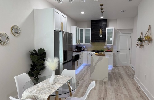 Tarpon Springs House | Cozy & Modern Coastal Retreat- Steps from the Sponge Docks!