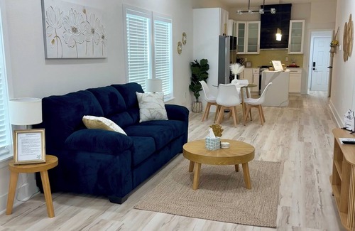 Tarpon Springs House | Cozy & Modern Coastal Retreat- Steps from the Sponge Docks!