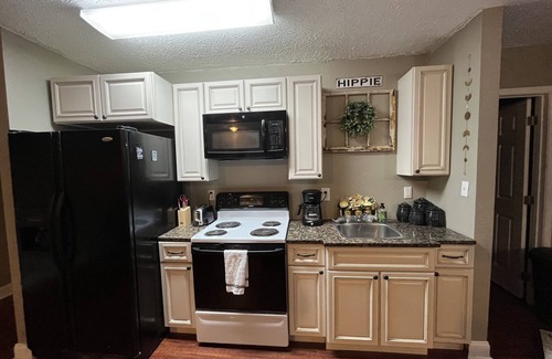 Lexington House | Cozy, modern home. Pet friendly!