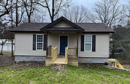 Lexington House | Cozy, modern home. Pet friendly!