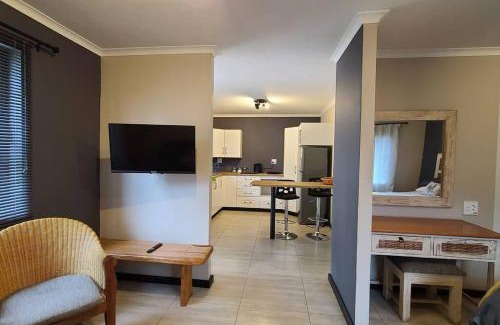 Somerset East Apartment | Cozy Modern Private Apartment