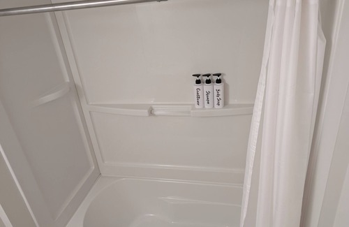 Fort Gary House | Cozy Modern Suite - Peaceful Stay & Hwy Access