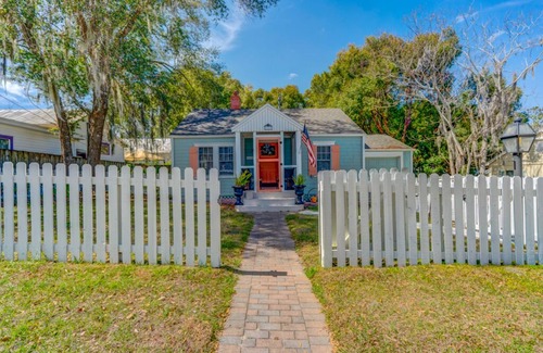 Mount Dora Cottage | Cozy Mount Dora Cottage/Walk Downtown/Pet Friendly/Fenced Yard