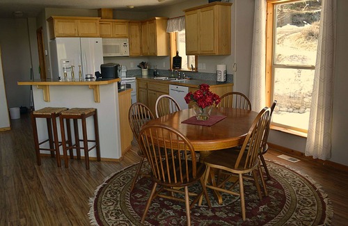 Boise Cabin | Cozy Mountain Getaway with Scenic Views, Abundant Wildlife and Hot Tub