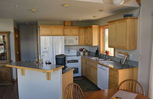 Boise Cabin | Cozy Mountain Getaway with Scenic Views, Abundant Wildlife and Hot Tub