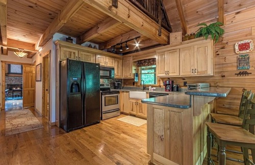Dahlonega Cabin | Cozy Mountain Hideaway + Hot Tub + Mins to Downtown Dahlonega