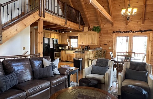 Dahlonega Cabin | Cozy Mountain Hideaway + Hot Tub + Mins to Downtown Dahlonega