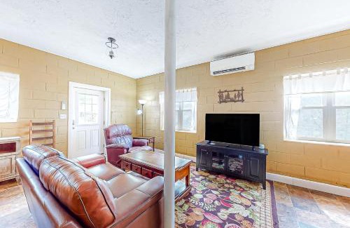 Waynesville Hotel | Cozy Mountain Hideaway