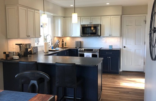 Royal Pines House | Cozy Mtn Home, Near Biltmore; 5 Star Views. Fab Provisions/Decor