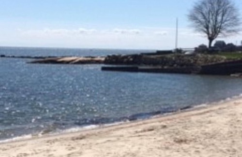 Westbrook Center Cottage | Cozy Nantucket Style Cottage, mins walk to private beach.